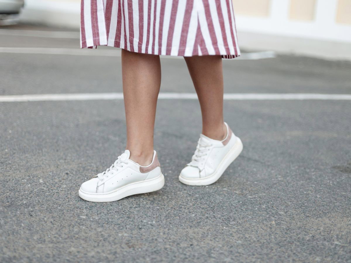 Białe sneakersy na platformie