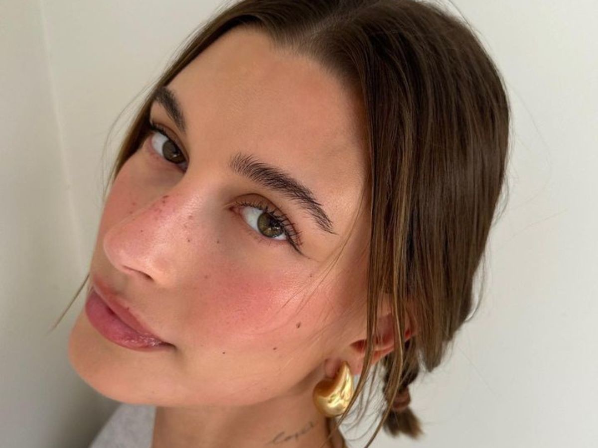 Strawberry nails to nowy trend na jesienne paznokcie Hailey Bieber