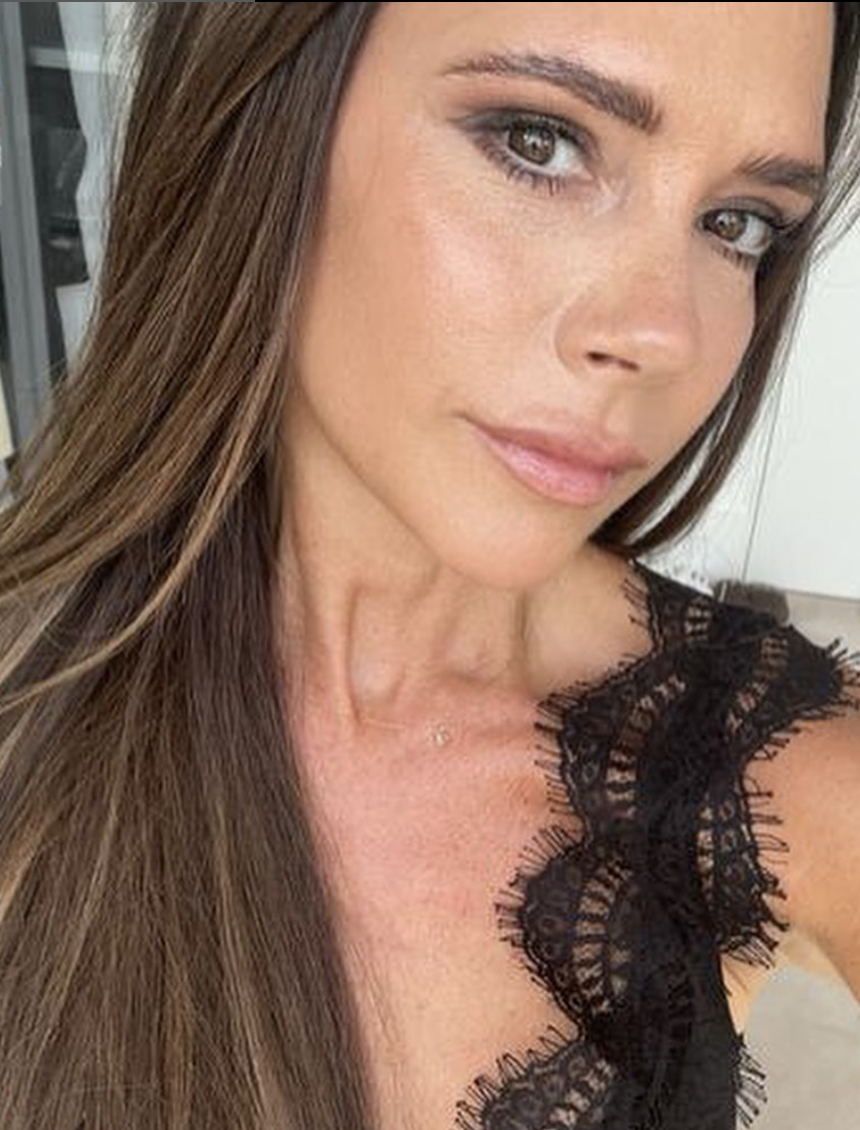 jak Victoria Beckham konturuje twarz