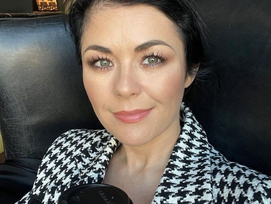 Katarzyna Cichopek w jeansowych szortach