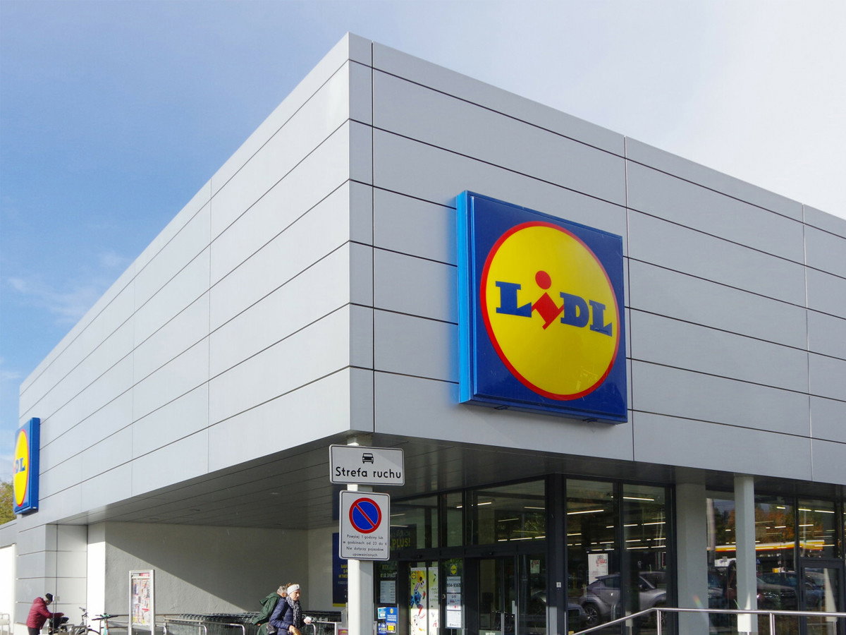 Lniane sukienki z Lidla to hit lata 2022. Wyglądają jak modele z Guess, a kosztują jedynie 44 zł