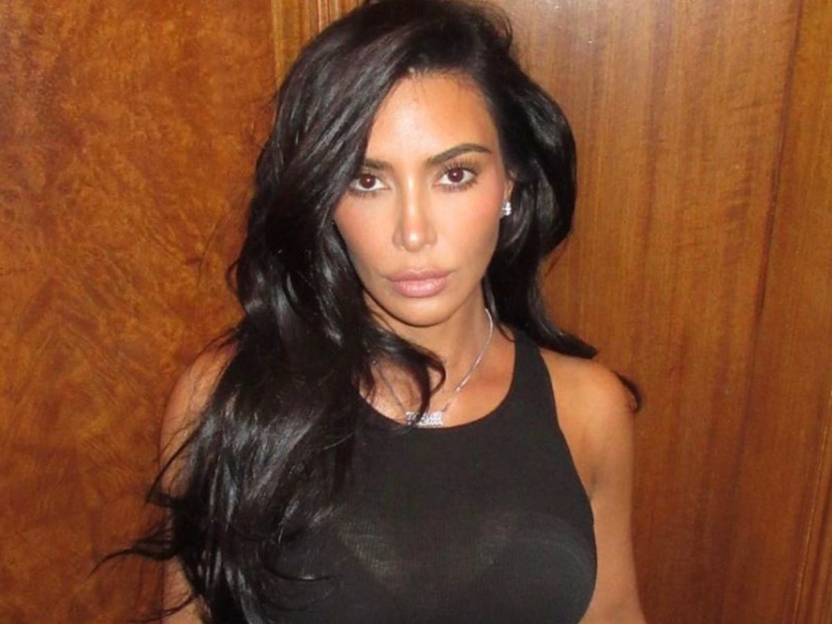 Sukienka z golfem Kim Kardashian