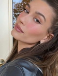 Perłowy manicure Hailey Bieber