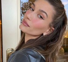 Perłowy manicure Hailey Bieber