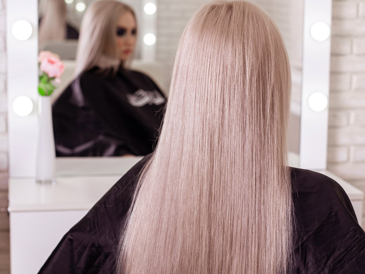 Blond włosy błyszczące proste laminacja włosów