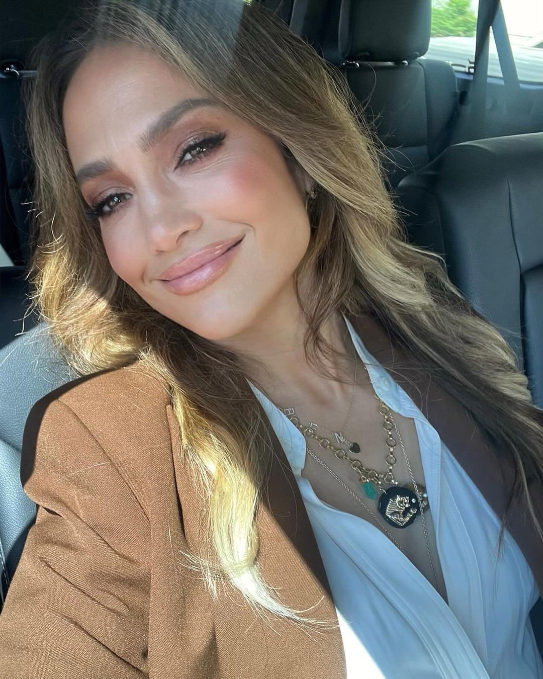 "Chai latte" to nowy trend manicure na jesień w stylu Jennifer Lopez