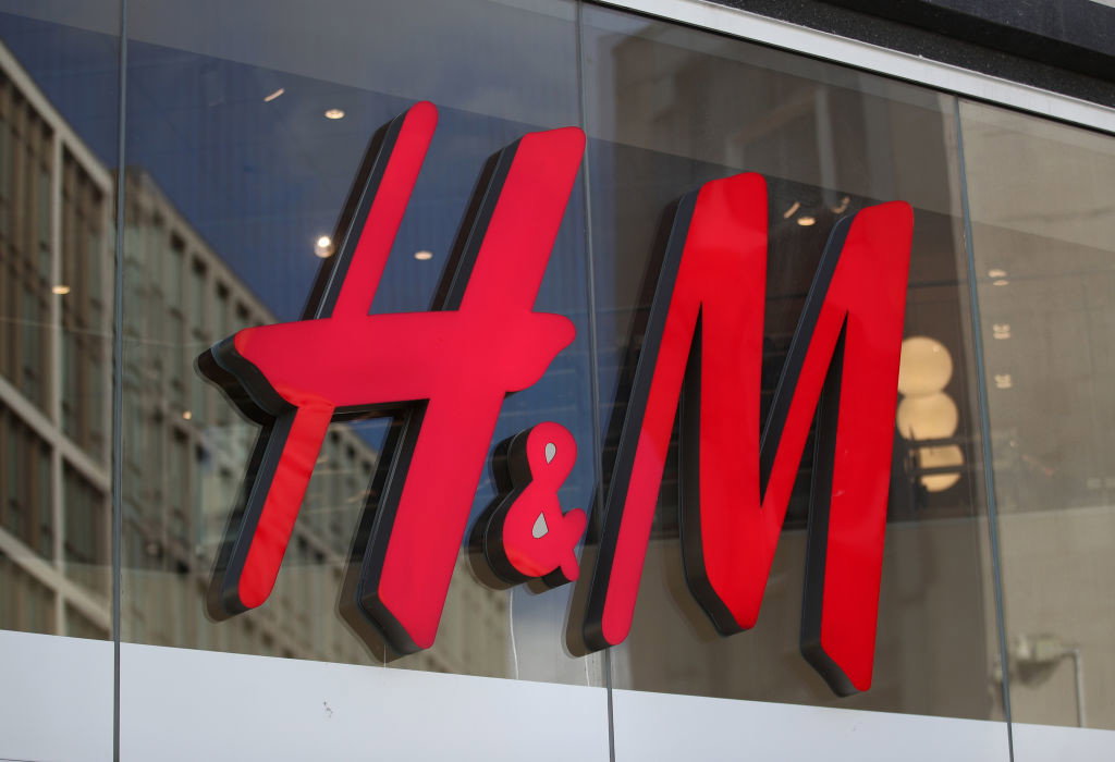 modne spodnie na jesień 2023 z H&amp;M