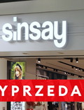 Sukienki z Sinsay i Reserved kosztują 30 zł, a są niemal identyczne jak te z Guess za 1,2 tys. Pięknie wyszczuplają!