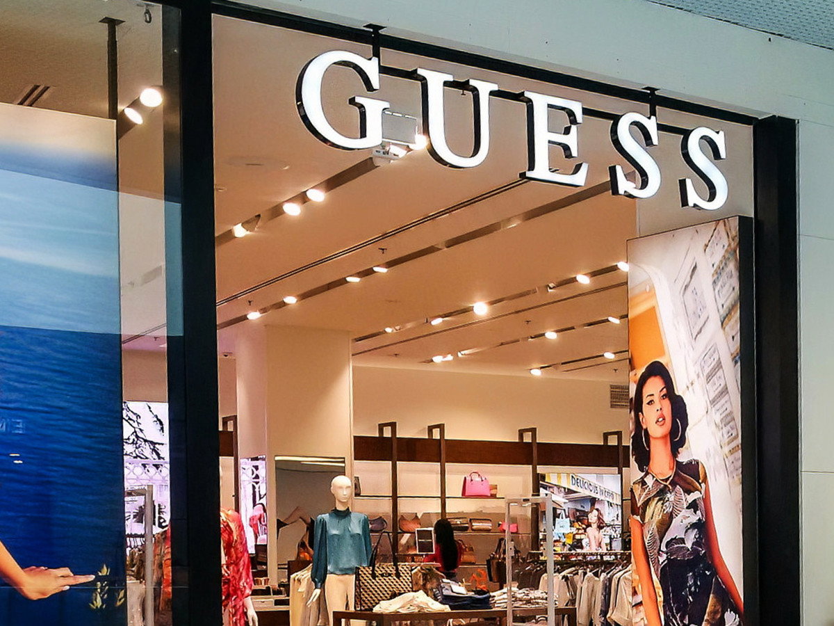 Torebka Guess na ramię "saddle bag" to hit jesieni 2023. W H&M i Croppie dostaniecie też ten odjechany model