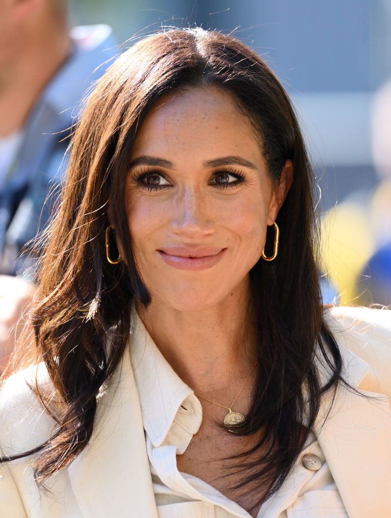 meghan markle spodnie na jesien