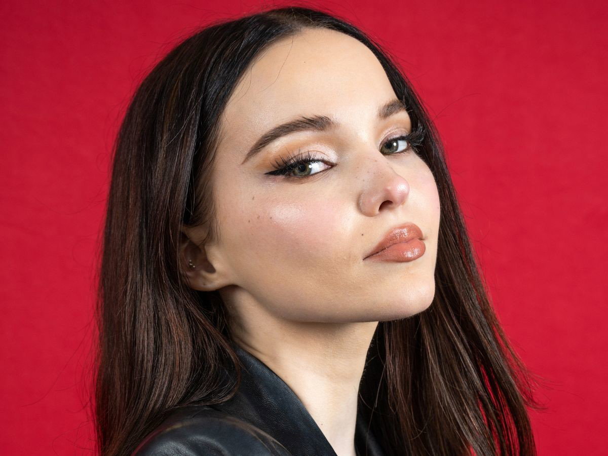 Oyster manicure w stylu Dove Cameron