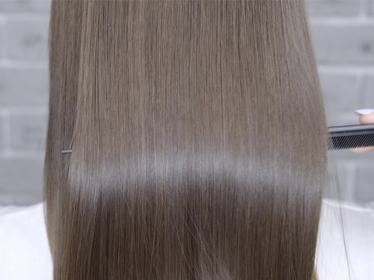 Odżywka za 11 zł z jedwabiem i aloesem daje efekt glossy hair i objętość jak od fryzjera. Jest w promocji -70%