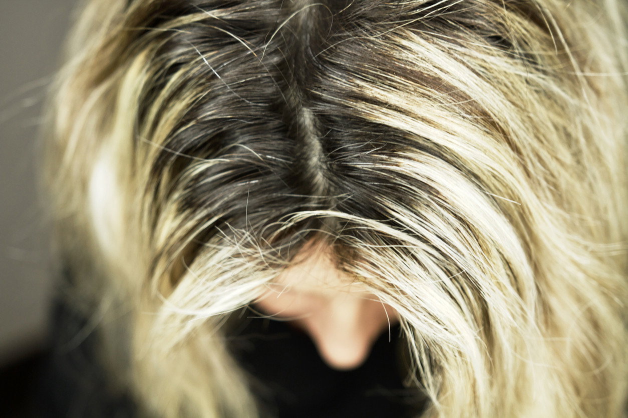 odrosty na blond włosach