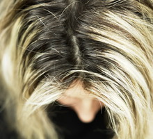 odrosty na blond włosach