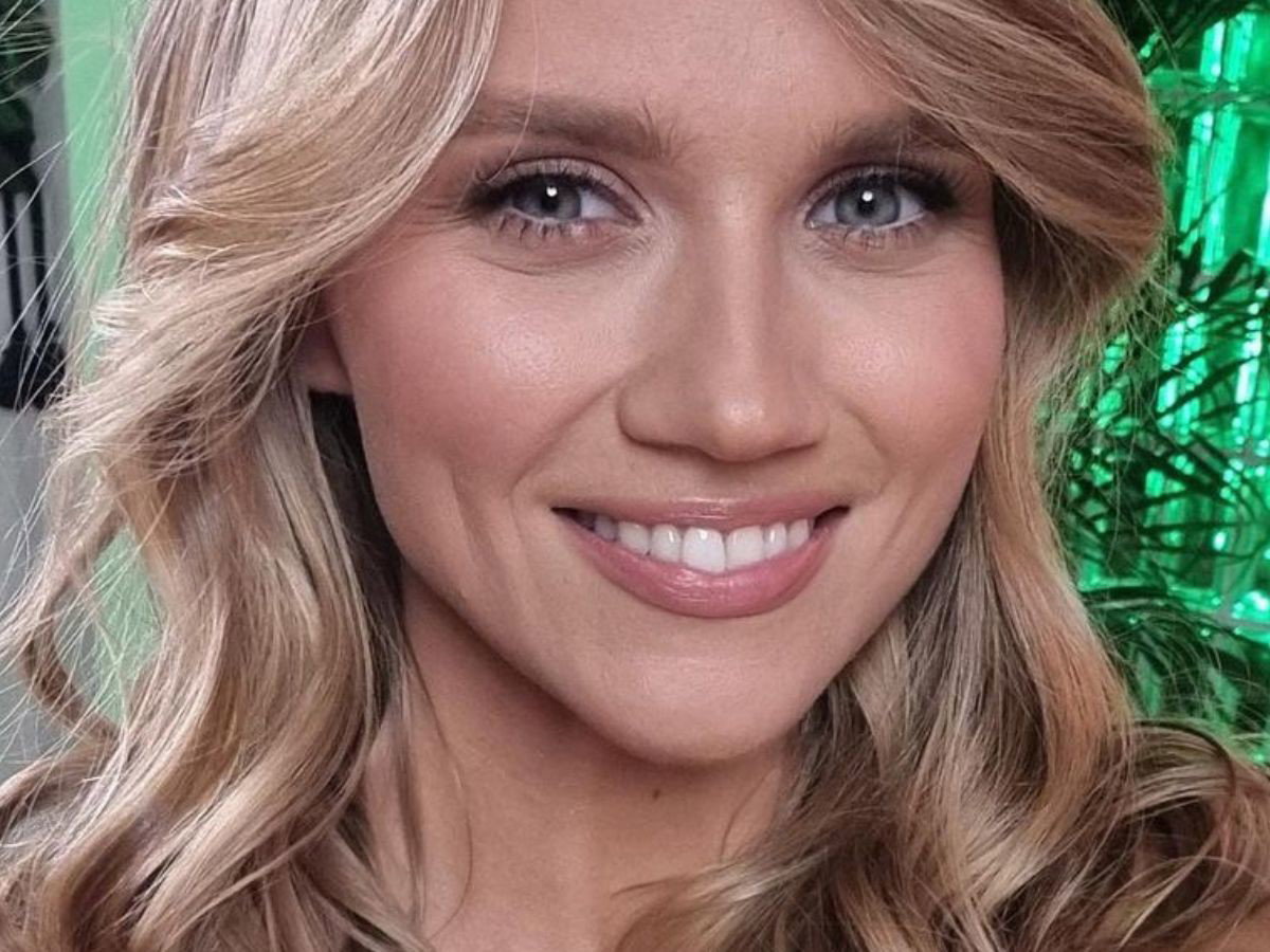 Agnieszka Kaczorowska w karmelowym swetrze z kołnierzem