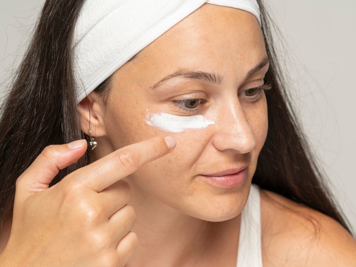 Nawilżająco-ochronny krem do twarzy SPF 50 Eveline Cosmetics (27) — kopia