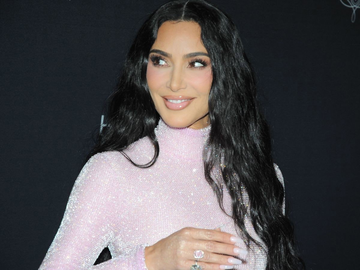 biustonosz SKIMS od Kim Kardashian