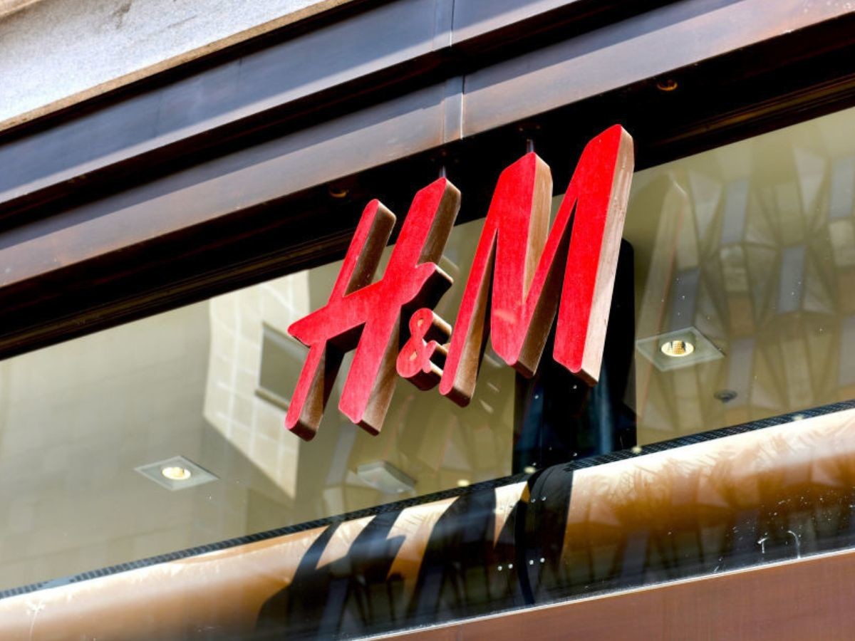 Cekinowa sukienka z kokardą z H&amp;M to viral z TikToka