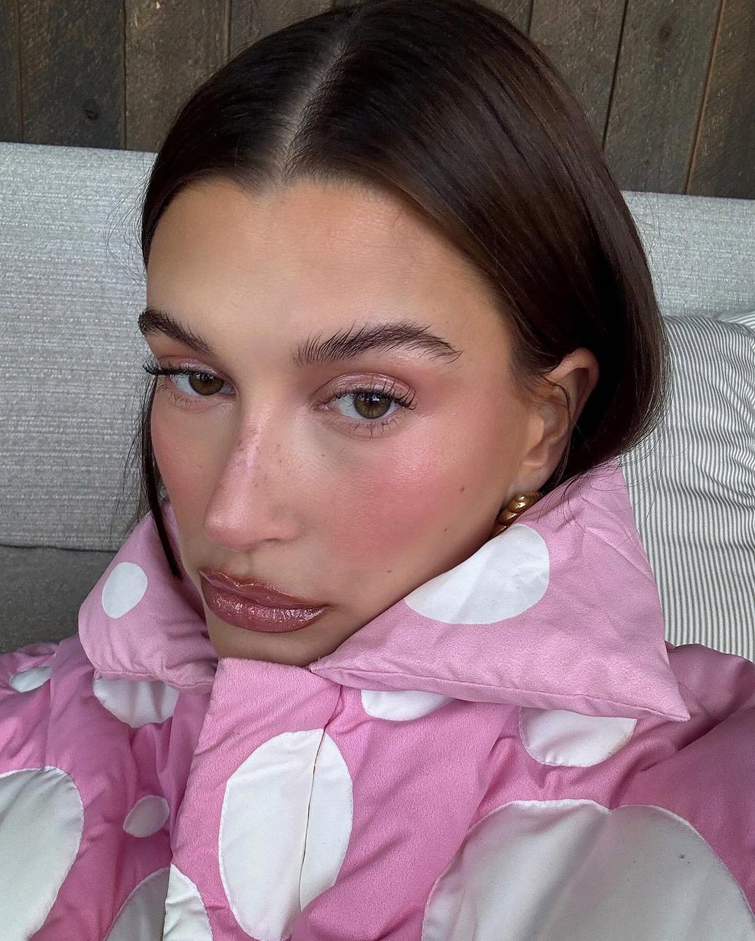 modne paznokcie dopamine nails - Hailey Bieber