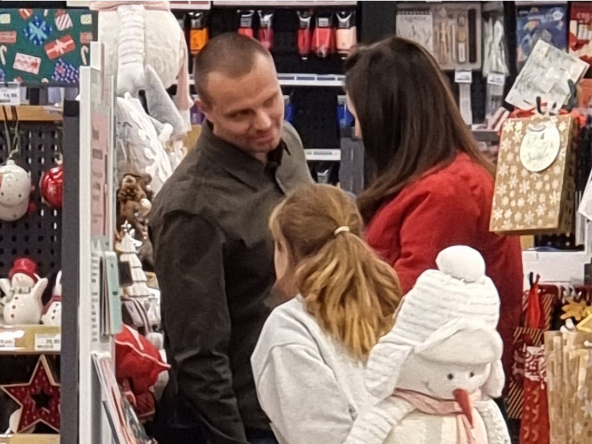 Marcin Hakiel z partnerką i córką przyłapani na świątecznych zakupach2