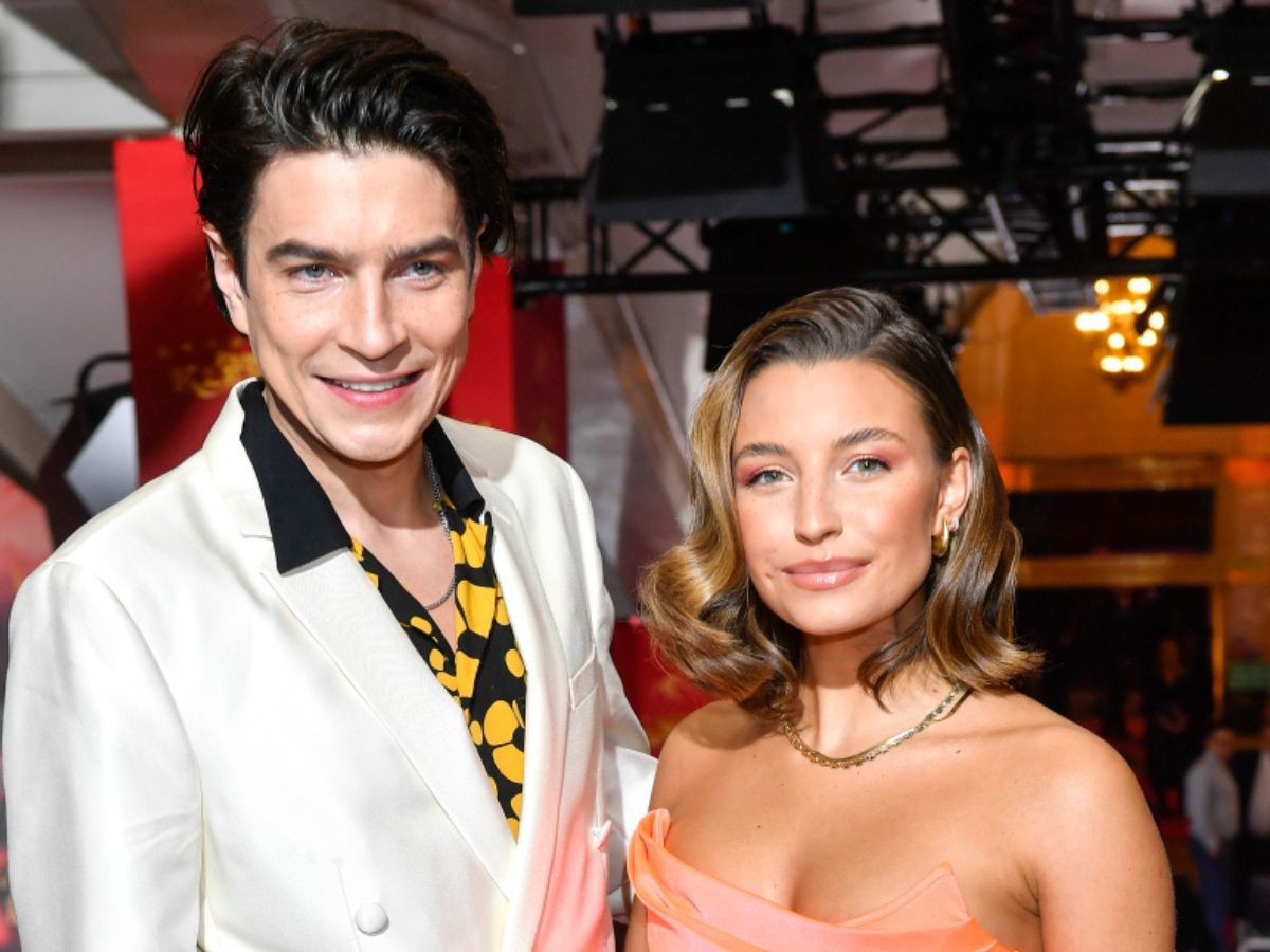 Zakochani Julia Wieniawa i Nikodem Rozbicki pozują na premierze. Co za hollywodzki look2