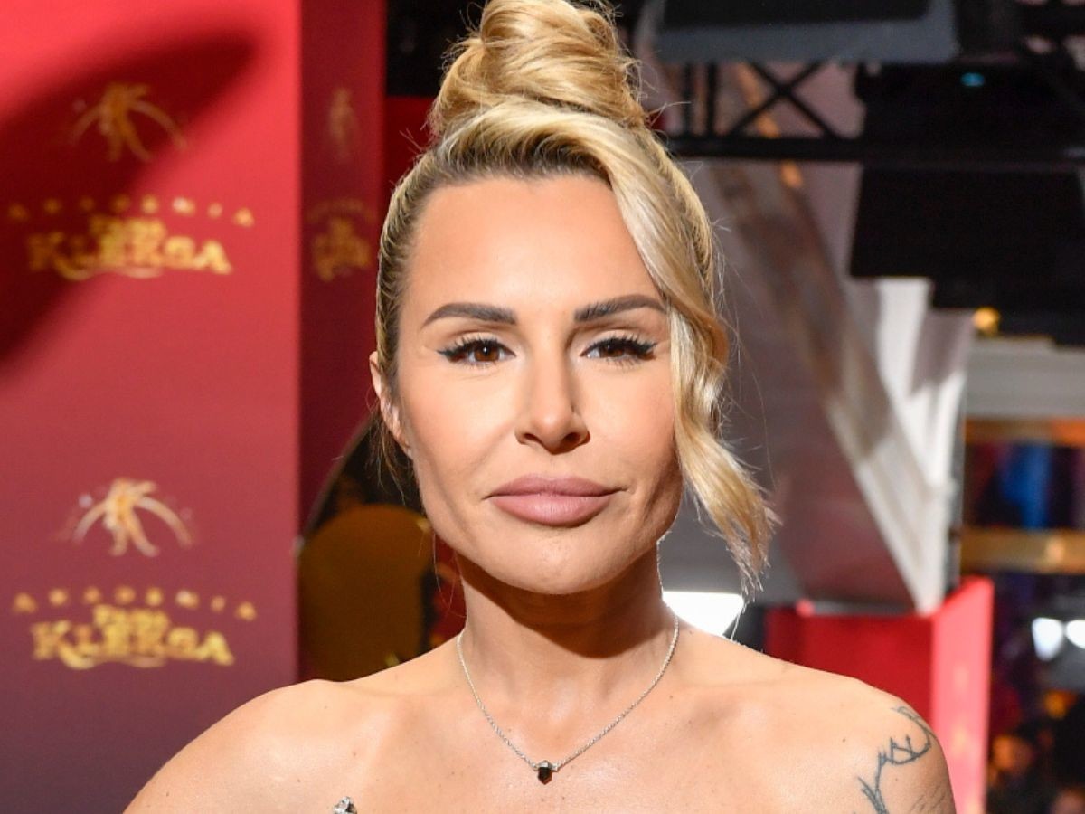 Blanka Lipińska pokazała smukłą sylwetkę w odważnej kreacji. Buty także robią wrażenie8