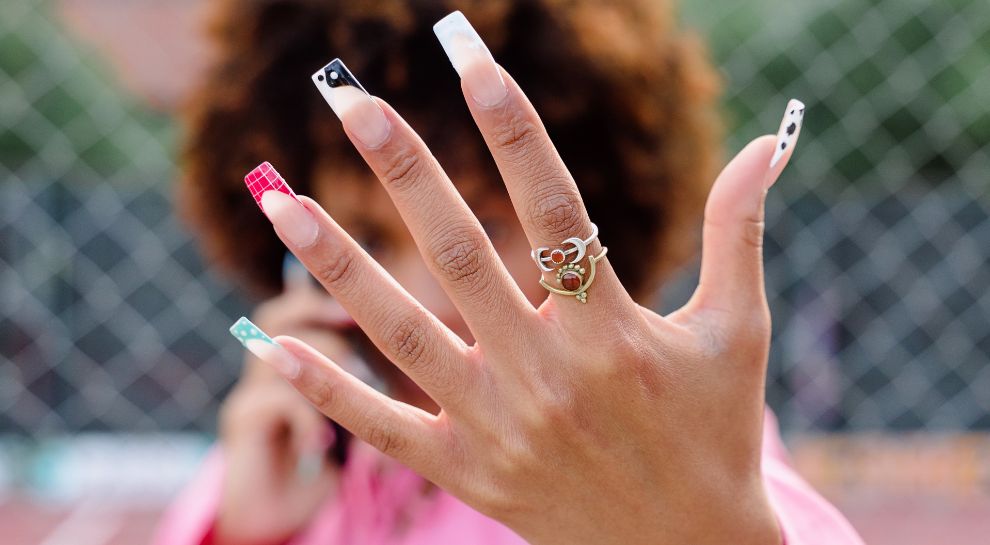 Od "negative space nails" trudno oderwać wzrok. To manicure na jesień, o który będziesz prosić swoją stylistkę