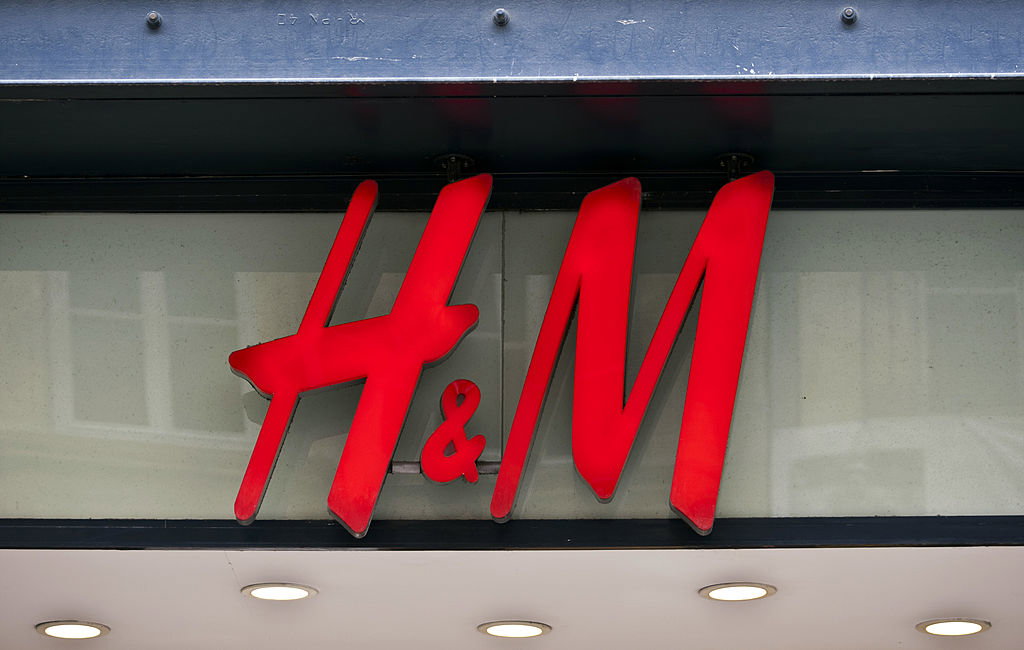 H&amp;M - modne buty "mesh" na jesień