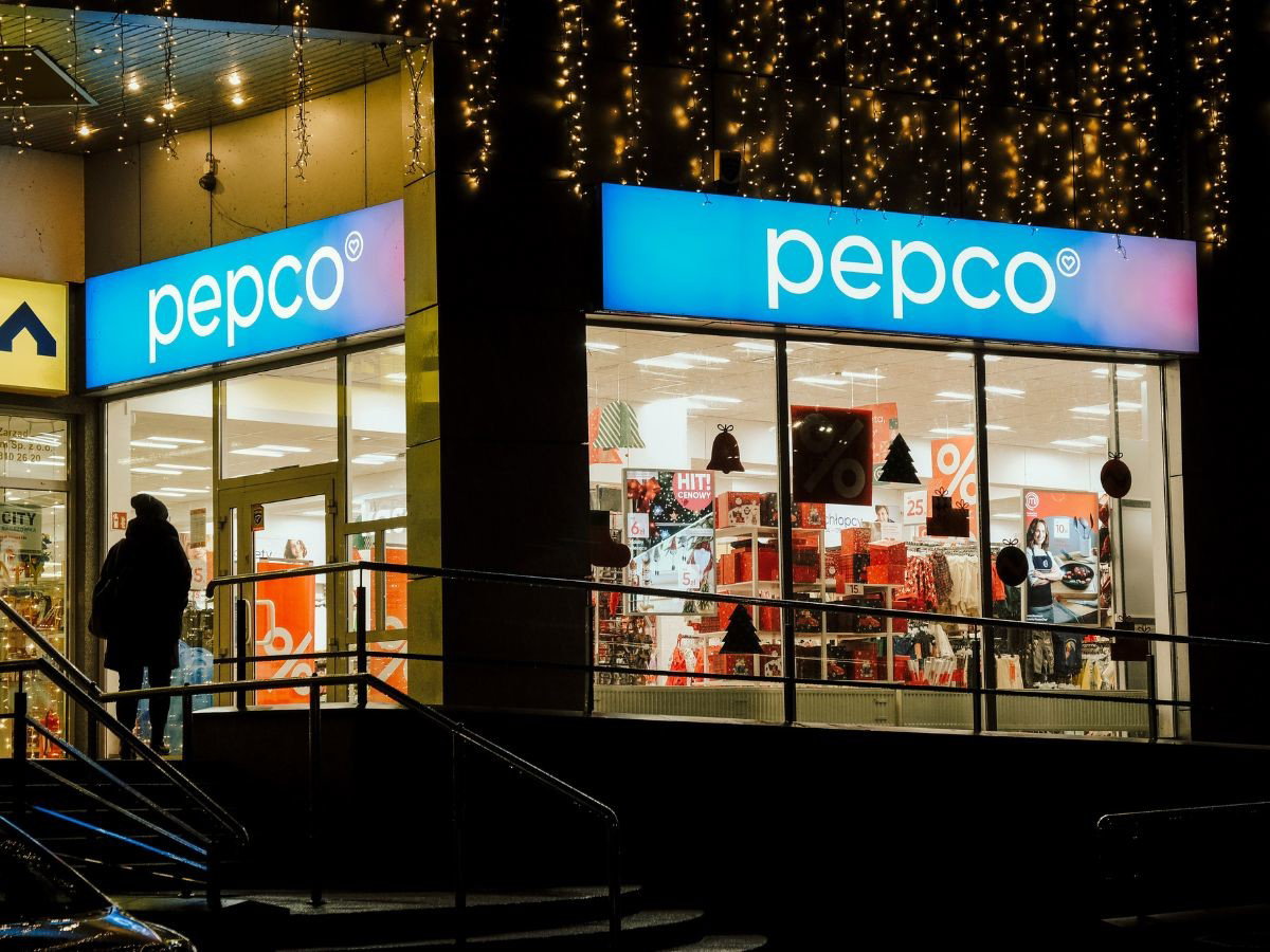Czarne jeansy paperbag z Pepco