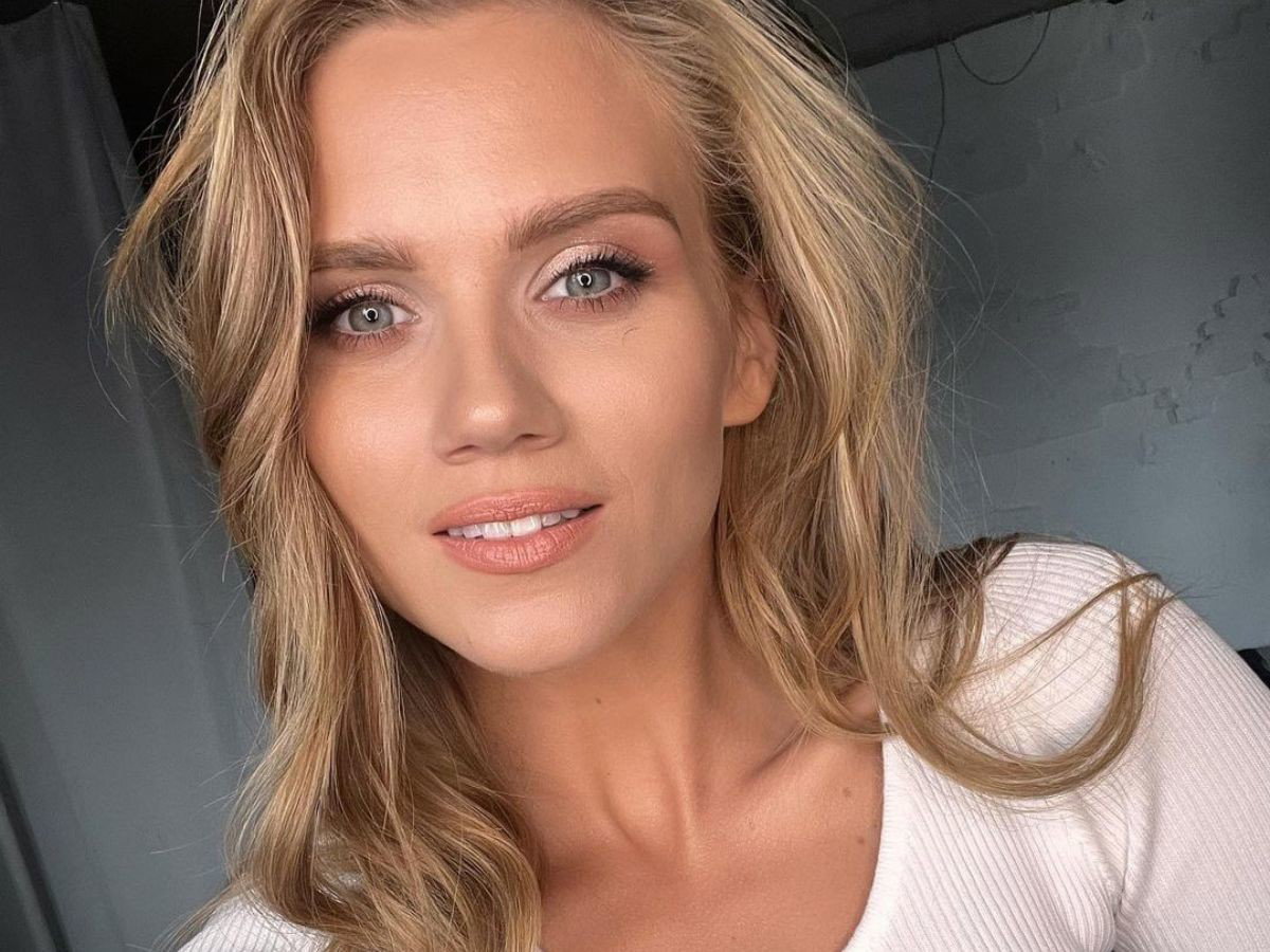 agnieszka kaczorowska eksponuje kobiece wdzięki