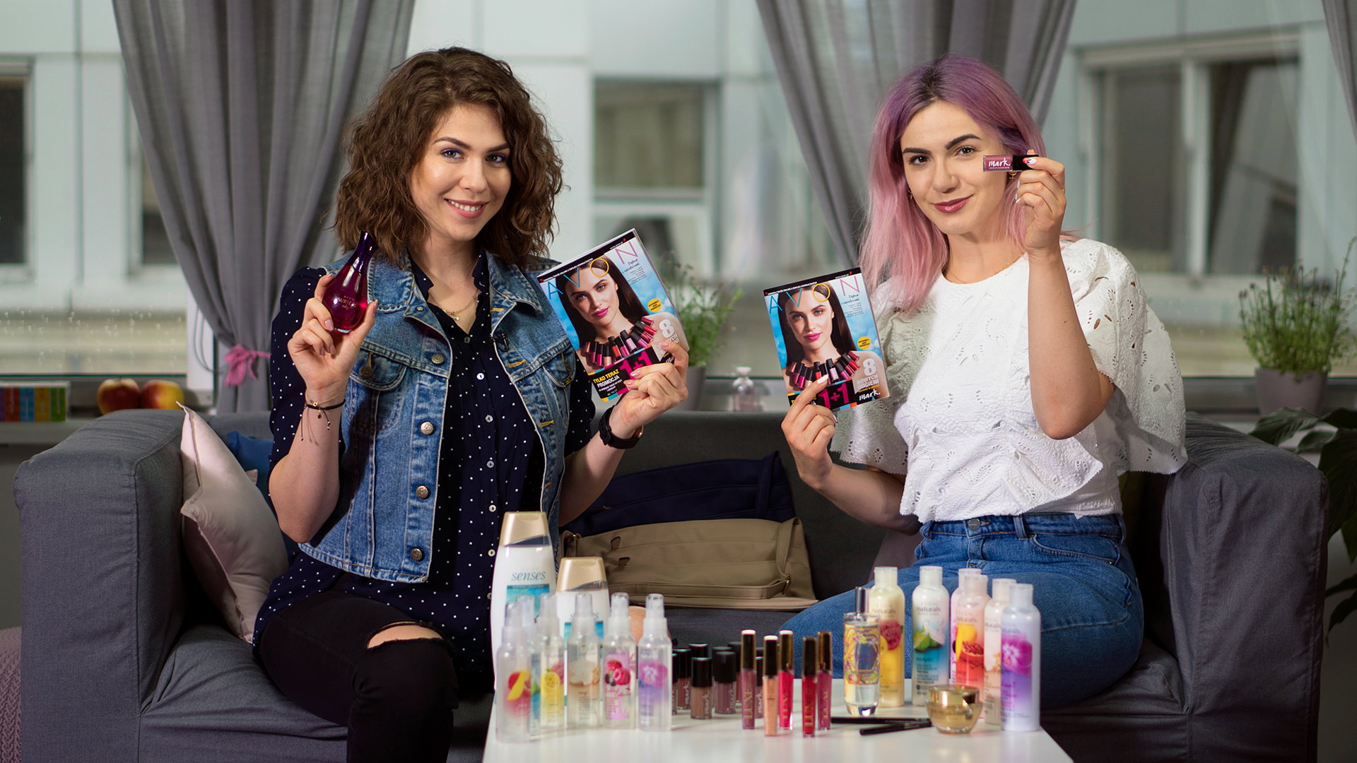 Dziewczyny testują kosmetyki avon