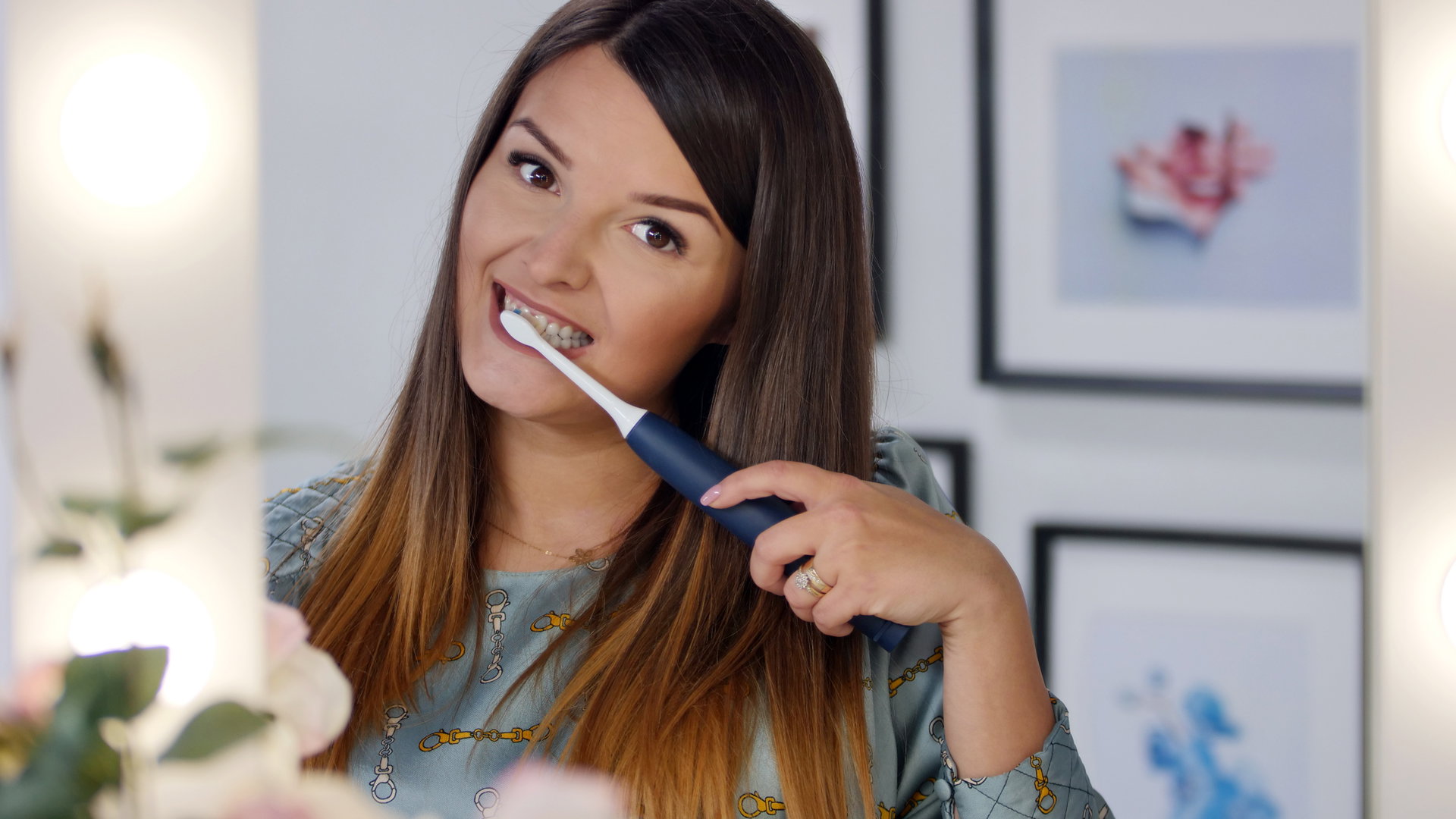 Dziewczyna myje zęby szczoteczką soniczną Protective Clean marki Philips