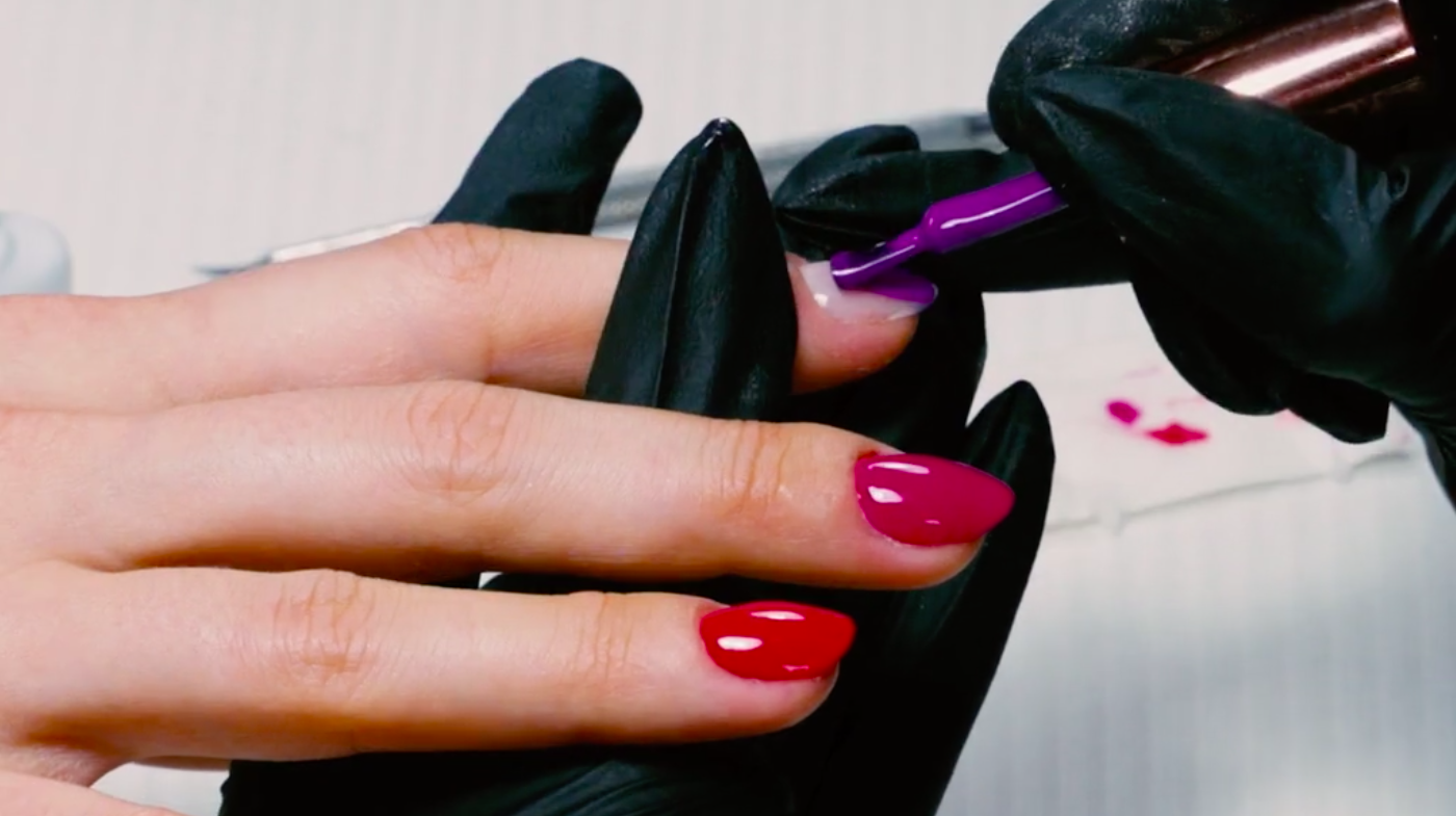 Manicure hybrydowy na jesień 2019 - modne kolory i zdobienia [WIDEO]