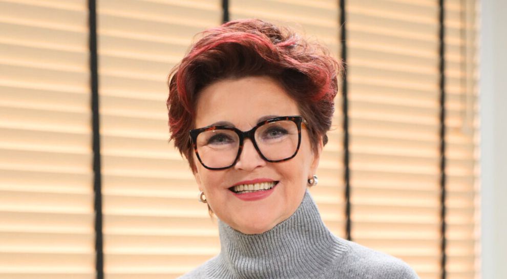 Sweter w odcieniu "quarz gris" doda szyku każdej stylizacji do biura! Jolanta Kwaśniewska już taki ma