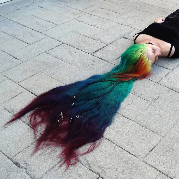 Najdłuższe włosy w odcieniach tęczy. Australijska Roszpunka powala na kolana