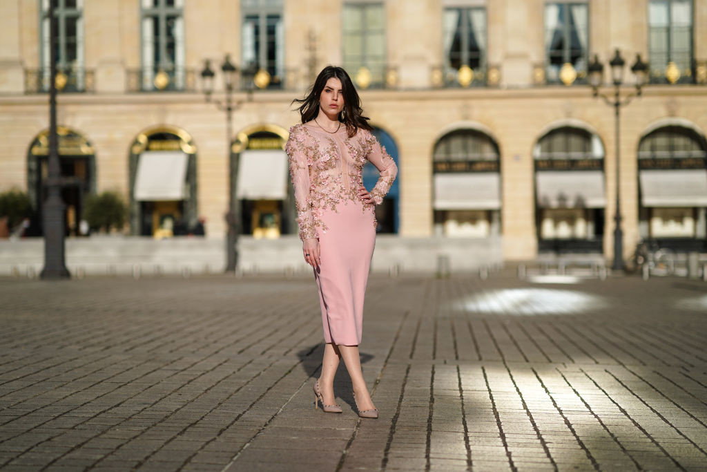 jakie dodatki do sukienki pudrowy róż