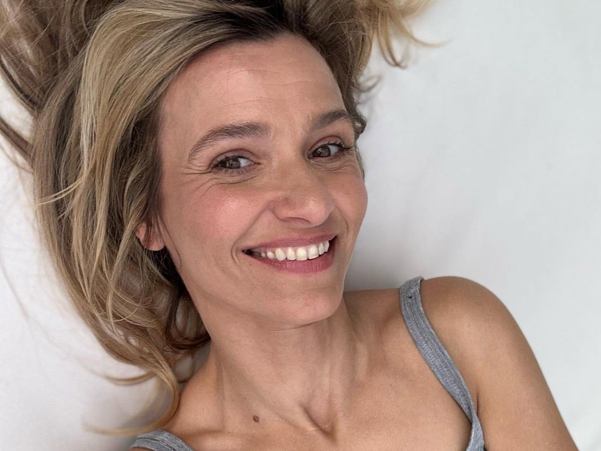 Joanna Koroniewska w błękitnym swetrze