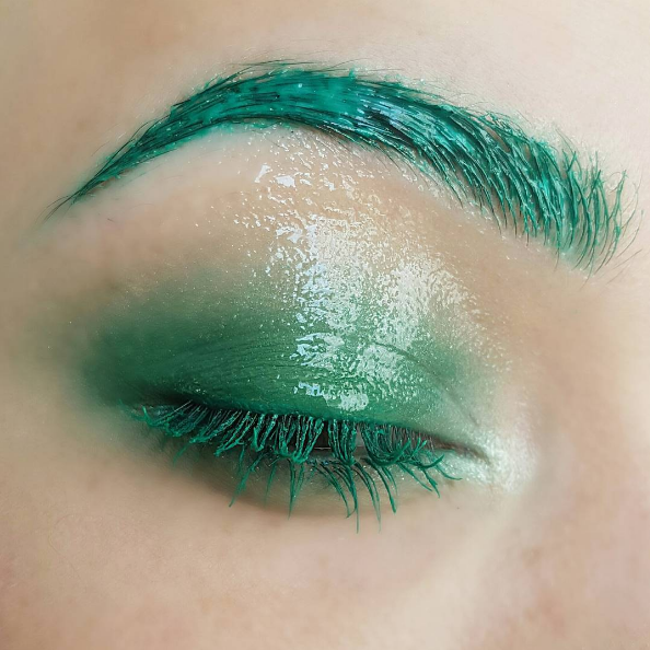 Makijaż glossy eye - jak go wykonać? VIDEO