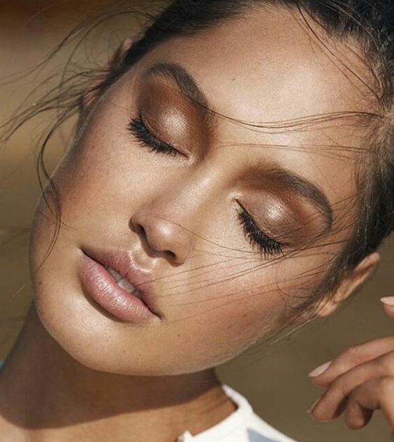 Jaki bronzer kupić do opalania twarzy?