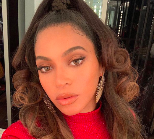 Beyonce o owalnej twarzy w modnej fryzurze