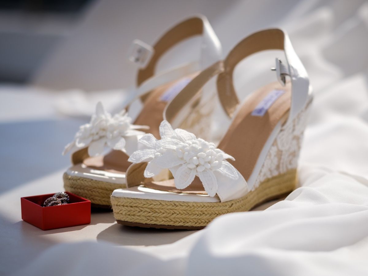 Buty ślubne na koturnie