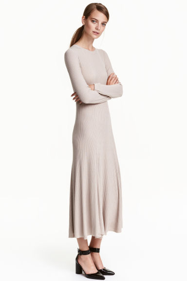 Dzianinowa sukienka z H&M/fot. mat. prasowe