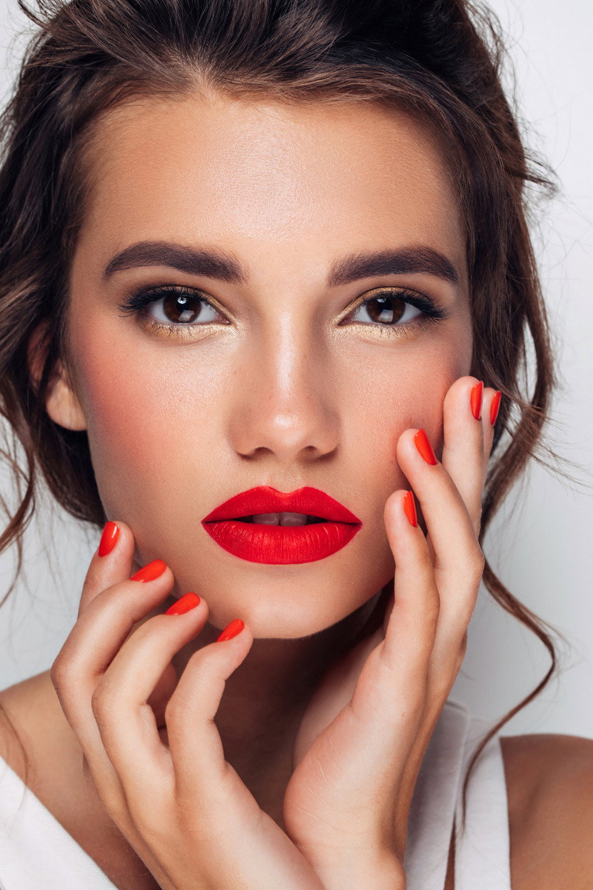 kobieta w kryjącym makijażu cery wykonanym podkładem Maybelline