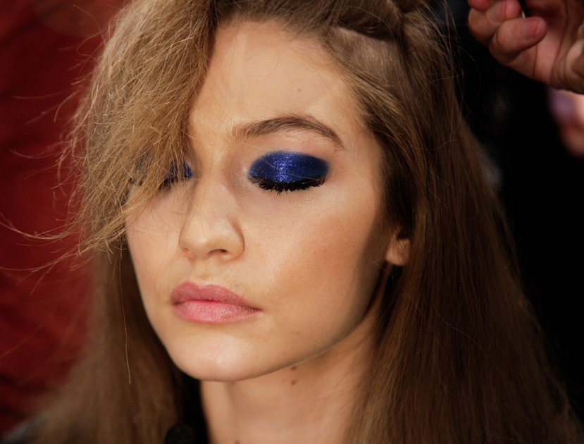 Gigi Hadid w niebieskim makijaż Pat McGrath podczas pokazu mody Anny Sui na New York Fashion Week Fall 2017