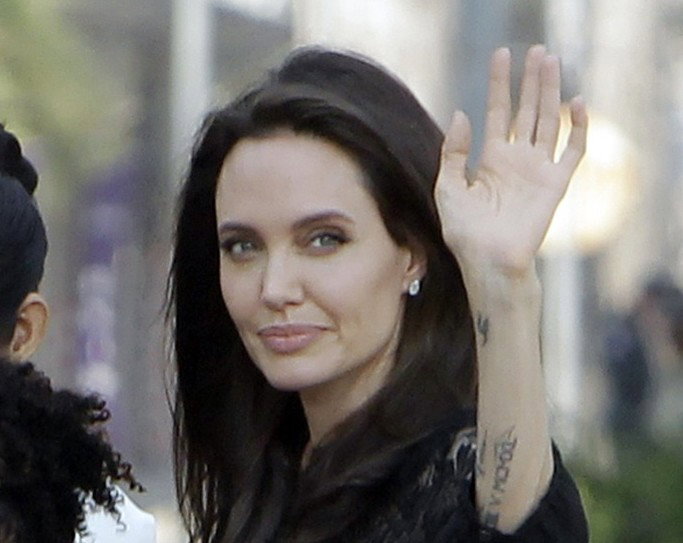 Chuda Angelina Jolie pozdrawia fanów