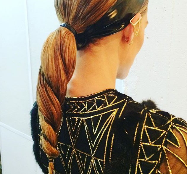Olivia Palermo z włosami zaplecionymi w spiralny warkocz unicorn braid