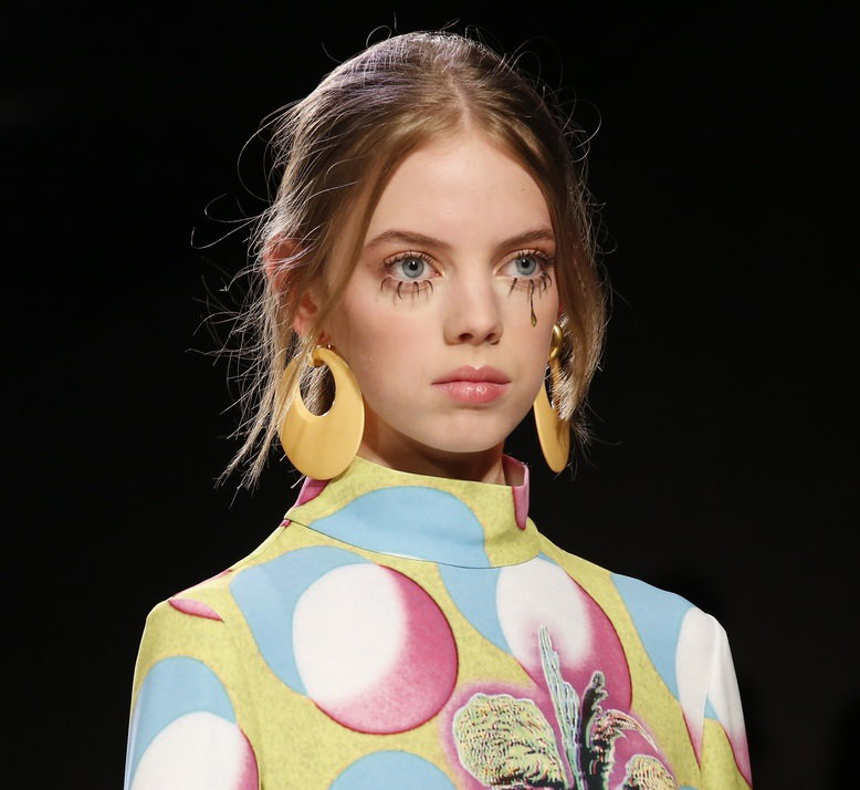 Modelka na pokazie Jeremiego Scotta w makijażu Twiggy i kolorowej sukience