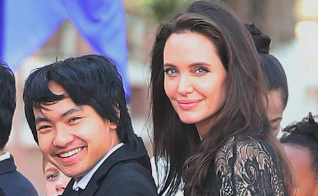 Angelina Jolie w czarnej sukience z synam w garniturze