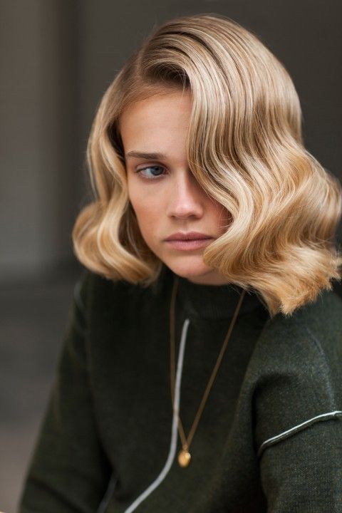 Młoda dziewczyna z blond włosami we fryzurze finger waves