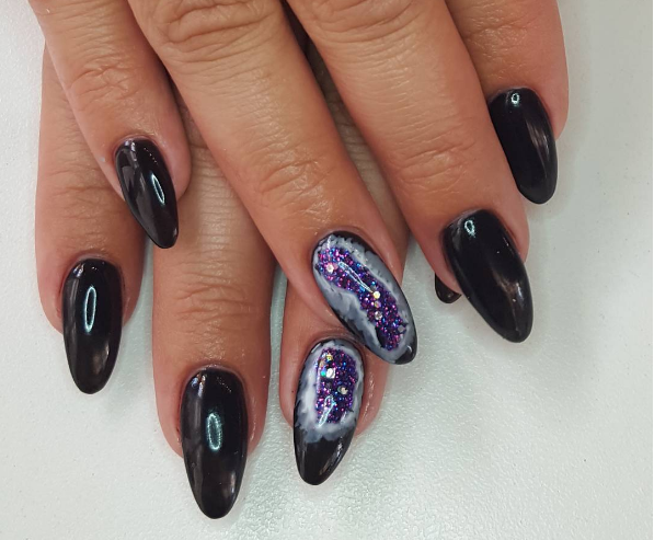 Manicure z motywem mineralnym w ciemnym kolorze.